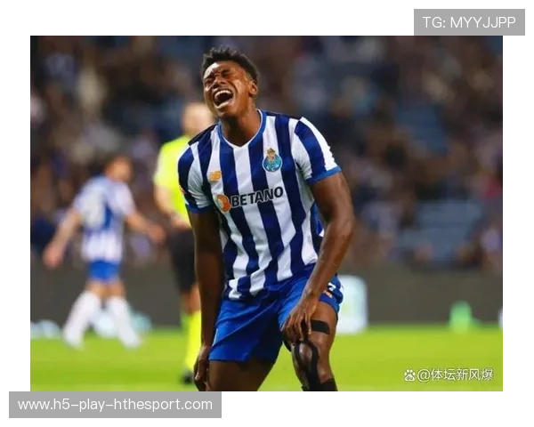 波尔图门将出击摘球,化解角球险情,波尔图历史门将